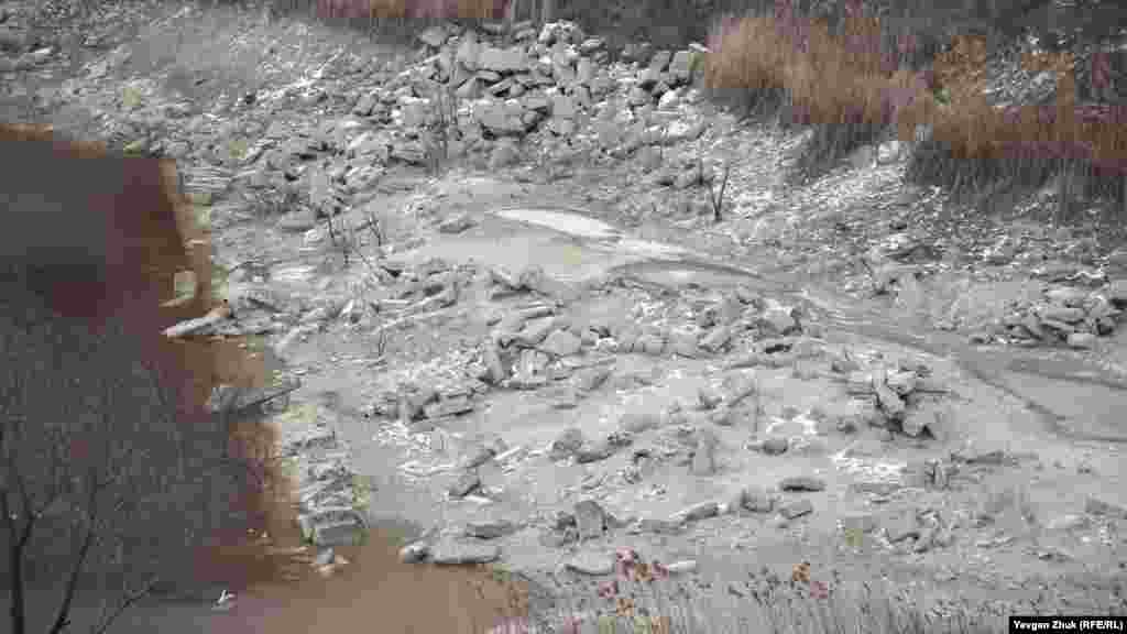 Оголилися уламки кам'яних блоків, які завжди були під водою