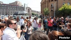 Արգիշտի Կիվիրյանը Հայաստանի ոստիկանության շենքի մոտ ակցիայի ժամանակ, օգոստոս, 2013թ․
