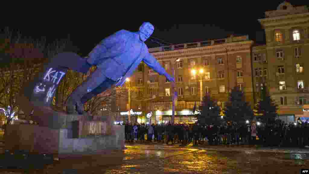 У Дніпропетровську знесли останній великий пам’ятник радянської доби – монумент Григорію Петровському. Акція, за словами організаторів, була приурочена до Дня пам’яті Героїв Крут. 29 січня 2016 року. Відео знесення пам'ятника ТУТ