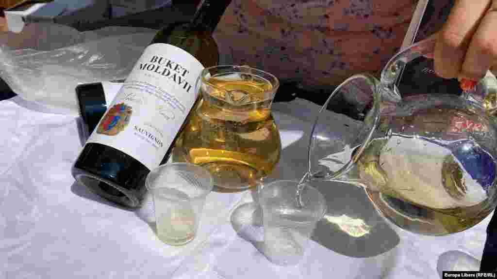 La expoziția „Cumpără produse transnistrene” în parcul Pobeda (Victoria) de la Tiraspol a putut fi degustat și cumpărat Vinul Buket Moldavii - Buchetul Moldovei