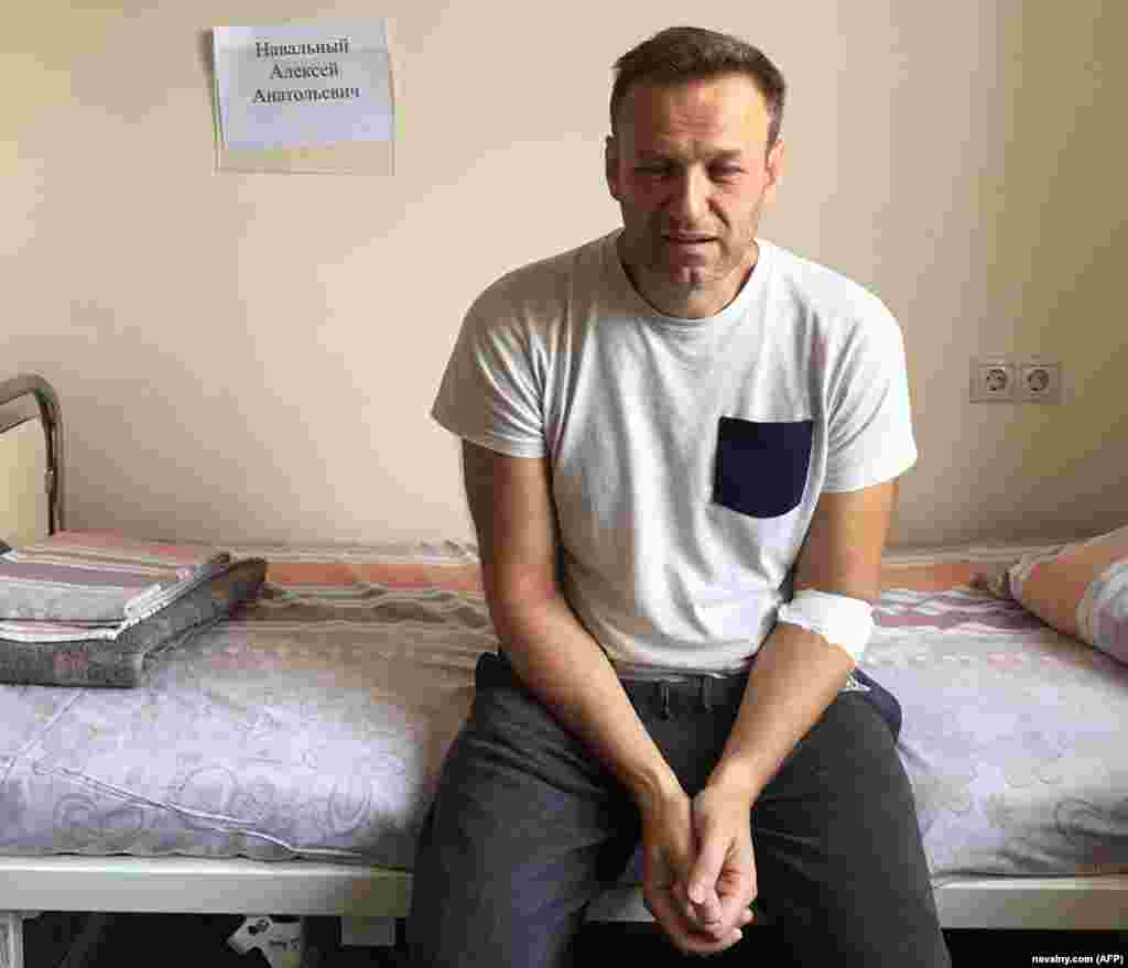Навални со црвени и натечени очи седи на болнички кревет во Москва на 29 јули 2019 година, откако не се чувствуваше добро во неговата московска ќелија додека издржуваше затворска казна под обвинение дека повикал на неовластен митинг. Тој рече дека верува оти ќе биде отруен. Лекарите рекоа дека станува збор за „акутна алергиска реакција“.