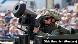 Український військовий з американським протитанковим ракетним комплексом «Джавелін» (Javelin) під час військового параду до Дня Незалежності позаторік у Києві