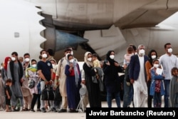 Persoane evacuate din Afganistan sosesc in Spania, la Madrid, 24 august 2021.