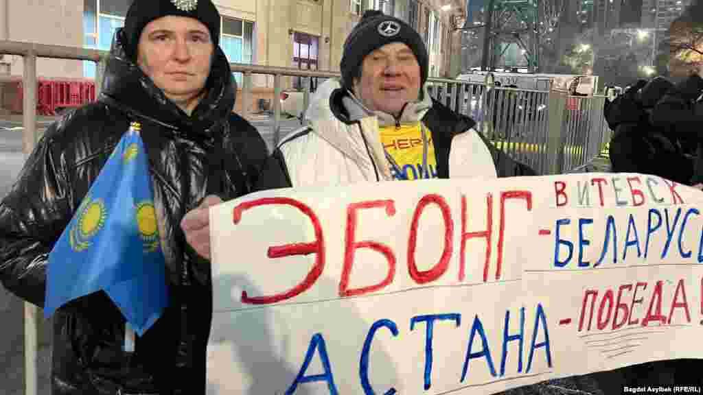 Эти фанаты приехали из Беларуси, чтобы поддержать казахстанский клуб. Они сообщили, что являются близкими Макса Эбонга Нгоме, футболиста "Астаны" с африканскими корнями и уроженца Беларуси