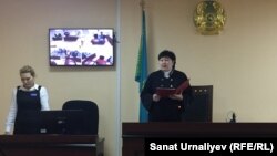 Есіл аудандық сотының судьясы Бақыт Батталова сот үкімін оқып жатыр. Нұр-Сұлтан, 18 қазан 2019 жыл.