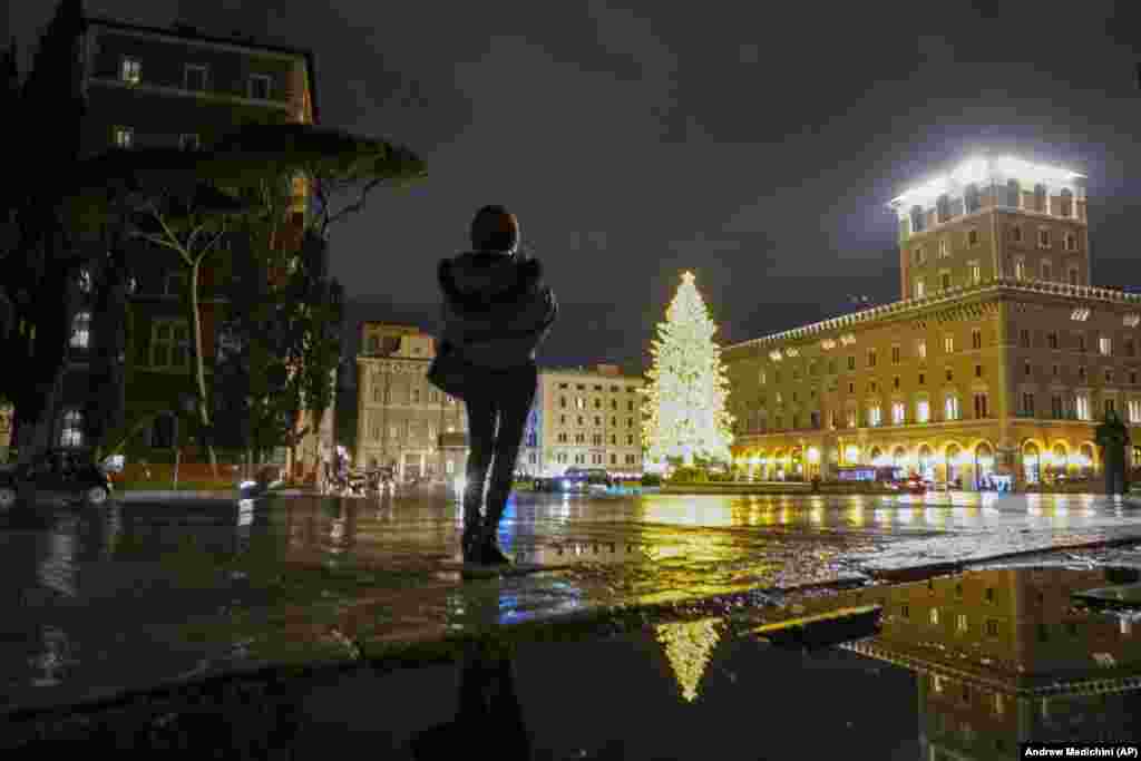 Рим, Італія. Ялинка на площі Венеції (Piazza Venezia), прямо навпроти монумента Вітторіано: саме вона вважається різдвяним деревом Риму