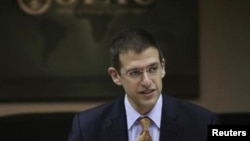معاون وزارت خزانه‌داری آمریکا در عین حال تاکید کرد که واشینگتن اجازه دسترسی ایران به نظام مالی خود را نمی‌دهد.