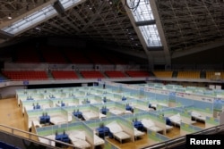Autoritățile chineze au înființat mai multe clinici speciale pentru cei cu febră, după răspândirea virusului Covid-19 în țară. O astfel de clinică de urgență a fost montată în interiorul unei arene sportive.