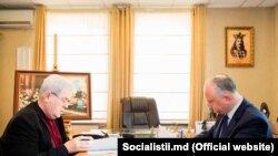 Vladimir Voronin(stânga) și Igor Dodon semnând acordul de colaborare PCRM-PSRM