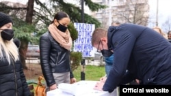 Kryetari i partisë VMRO-DPMNE Hristijan Mickoski, duke nënshkruar peticionin kundër regjistrimit të popullsisë.