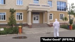 Вход в медицинский центр и больницу Истиклол в Душанбе, Таджикистан. 30 апреля 2020 года.