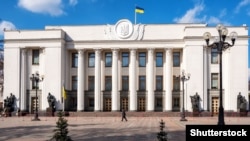 У нинішньому складі парламенту 424 депутати