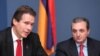 Замглавы МИД Армении Зограб Мнацаканян (справа) и представитель генерального директората по внешним отношениям ЕС Гуннар Виганд на пресс-конференции, Ереван, 26 октября 2011 г.