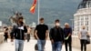 Илустрација - Луѓе со заштитни маски на Камени мост во Скопје