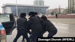 Ақтөбедегі митинг орнынан азаматтарды ұстап жатқан полиция.