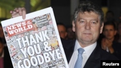 News of The World-ის რედაქტორი, კოლინ მაილერი, გაზეთის ბოლო ნომრით ხელში
