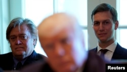 Steve Bannon, Jared Kushner și președintele Trump în iunie 2017