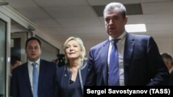 Марин Лё Пенро раиси Кумитаи умури хориҷии Дума Леонидл Слутский пешвоз гирифт