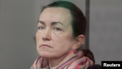 Gazetarja Alsu Kurmasheva gjatë paraqitjes para gjykatës në Kazan të Rusisë më 1 dhjetor 2023. 