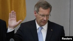 С момента, когда Кристиан Вульф принес президентскую присягу (на снимке), прошло чуть больше двух лет