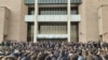 Protestatari adunați în fața Universității Șarif din Teheran, pe 13 ianuarie, scandează slogane împotriva conducerii țării, potrivit postărilor de pe rețele sociale.