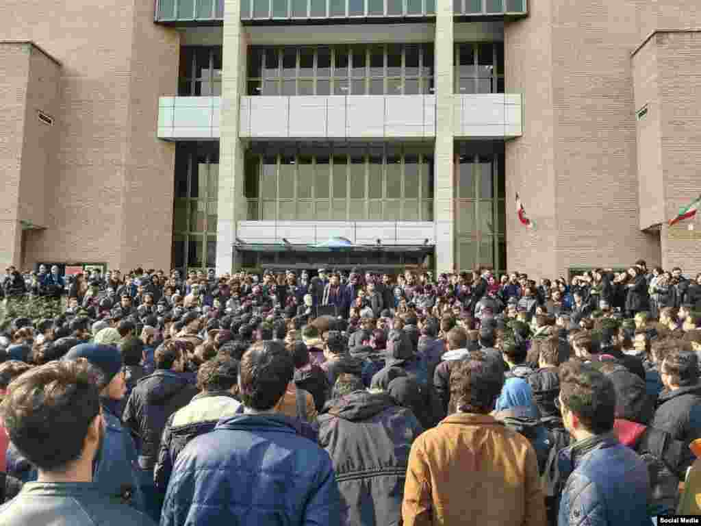 Antivladini protesti na Scharif univerzitetu u Teheranu, 13. januara.