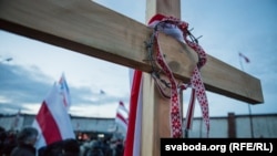 «Калі спатрэбіцца, то мы вернемся». Мітынг у Курапатах у 24 здымках