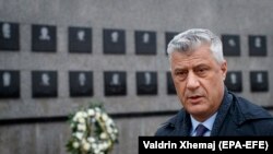 Kosovo: președinte Hașim Thaci la monunemtul etnicilor albanezi uciși la Recak , 10 decembrie 2019