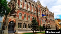Національний банк України регулярно відслідковує грошові перекази, які надходять з-за кордону офіційними і неформальними шляхами