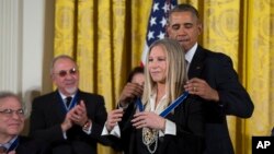Barbra Streisand primind Medalia Libertății de la președintele democrat Barack Obama, în 2015.