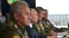 Presidenti rus, Vladimir Putin (në qendër të fotografisë), ministri rus i Mbrojtjes, Sergei Shoigu (në anën e majtë) dhe shefi i stafit i ushtrisë ruse, Valery Gerasimov (në anën e djathtë), mbikëqyrin stërvitjet ushtarake të mbajtura në shtator të vitit 2021. 