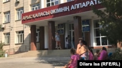 Әкімдікке келген Арыс тұрғындары. 1 тамыз, 2019 жыл.