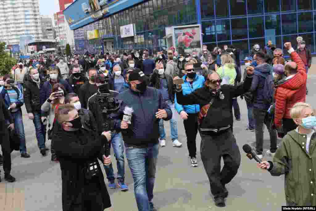 Активіст опозиції і блогер Сергій Тихановський (в центрі) під час мітингу зі своїми прихильниками. Він був одним з організаторів демонстрації 24 травня і нещодавно був поміщений у в&#39;язницю за попереднє &laquo;несанкціоноване масове зібрання&raquo;. Кандидатура Тихановського, який мав намір балотуватися на президентських виборах, була відхилена владою