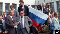 Ельцин Мәскәүдә танк өстенә менеп халыкны каршылык чаралары башларга өнди. 19 август 1991
