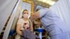 O tânără din R. Moldova își administrează vaccinul anti-COVID-19 în cadrul unui marafon la Palatul Republicii, iunie, 2021