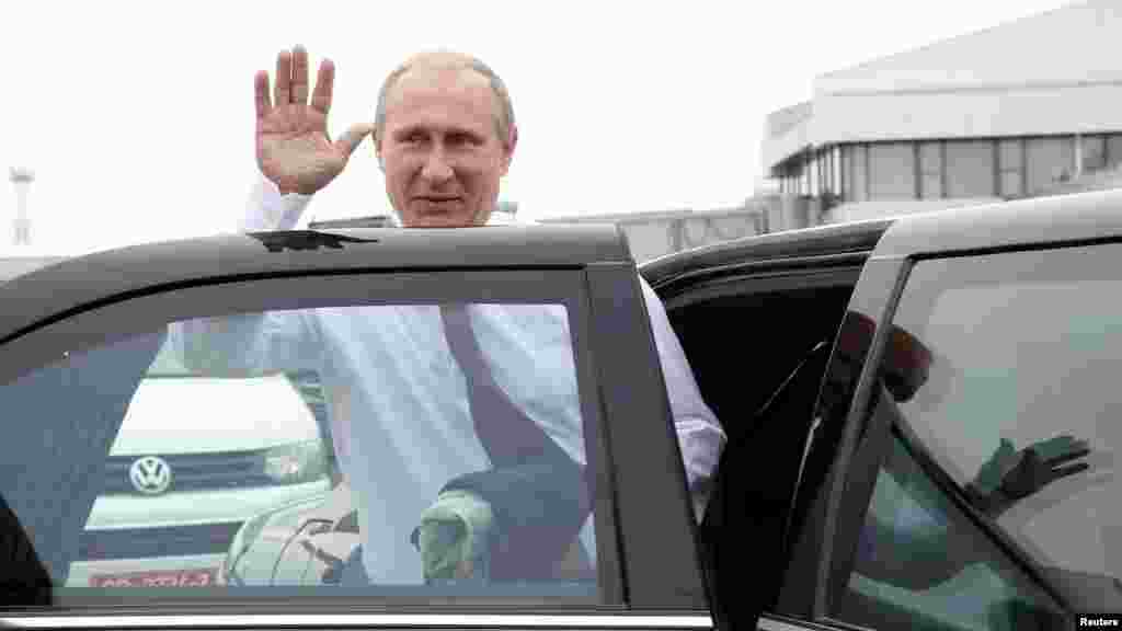 Ресей президенті Владимир Путин әуежайда қарсы алған көлікке мініп жатыр. Минск, 26 тамыз 2014 жыл.