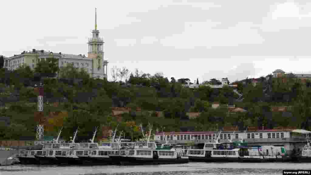 Пассажирские катера «спрятаны» от шторма в защищенной от ветра Южной бухте.