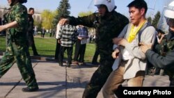 Маматказы Капаровду “Мен чындыкты билгим келет!” акциясынан кармап баратышкан учуру, 23-март, 2005