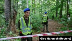 Oficerët e policisë ukrainase në parkun në Kiev, ku u gjet i vdekur aktivisti bjellorus, Vital Shyshou.