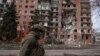 Украин сарбазы Ресей зымыраны қиратқан үйдің жанынан өтіп барады. Покровск, 6 наурыз.