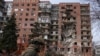 Një ushtar ukrainas kalon pranë një ndërtesëe banimi të dëmtuar nga sulmet ruse në qytetin e vijës së frontit, Pokrovsk, Ukrainë, më 6 mars.