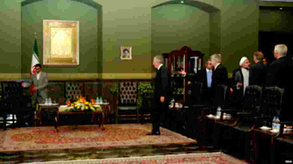 دیدار با محمد خاتمی، رئیس جمهور وقت ایران، می‌توانست نقطه عطفی بر تلاش ایران و غرب برای اعتمادسازی دو سویه باشد.