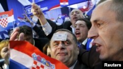 Pristalice HDZ-a salve u sjedištu stranke, 9. novembar 2011.