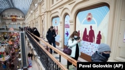 Coadă la centrul de vaccinare din magazinul GUM. Rusia a lansat de o lună campania națională de vaccinare anti Covid-19 cu vaccinul Sputnik V. Moscova, 21 ianuarie 2021.