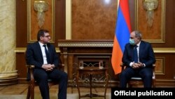 Руководитель партии «Во имя республики» Арман Бабаджанян (слева) и премьер-министр Никол Пашинян, 30 декабря 2020 г.