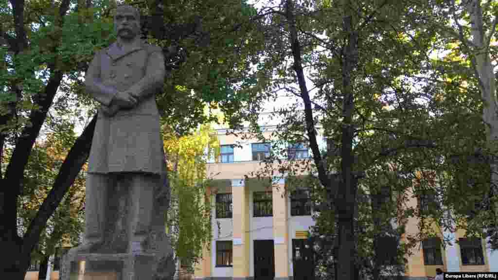 Памятник украинскому поэту Тарасу Шевченко 