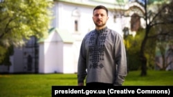 Президент України Володимир Зеленський на території Софії Київської під час запису відеопривітання українців із Великоднем. Київ, квітень 2025 року