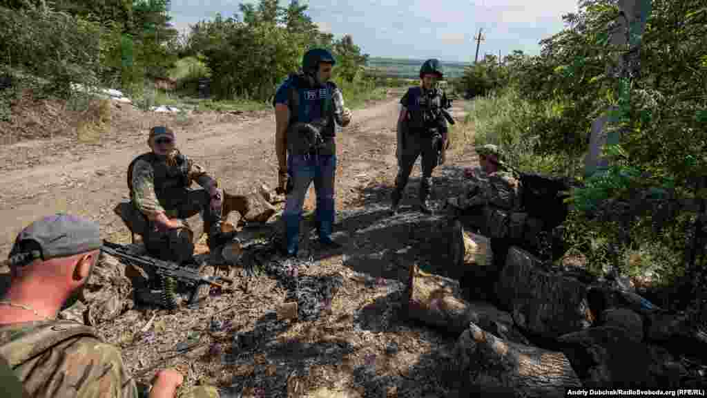 На перші позиції ЗСУ на горі над Південним забігаємо спітнілі та знесилені. Відпочиваємо, п'ємо воду