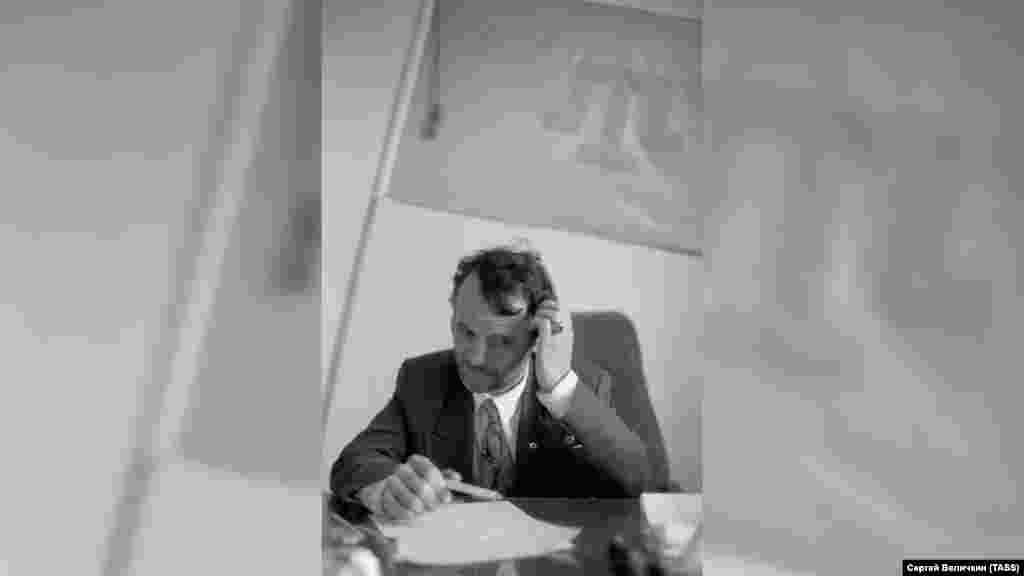 1994 senesi iyün ayı. Qırımtatar halqınıñ Milliy lideri Mustafa Cemilevniñ odasınıñ divarında bayraq 