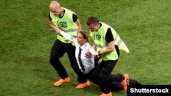 Стюарди виносять із поля стадіону учасницю акції Pussy Riot, Москва, 15 липня 2018 року